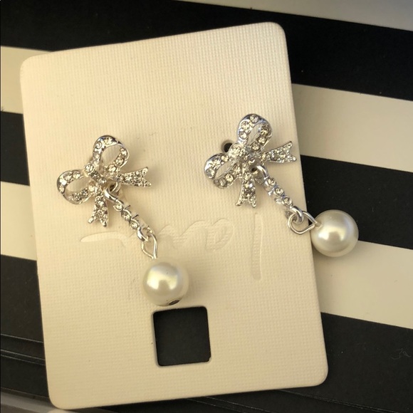 Bowtie and pearl drop earrings - Picture 2 of 3
